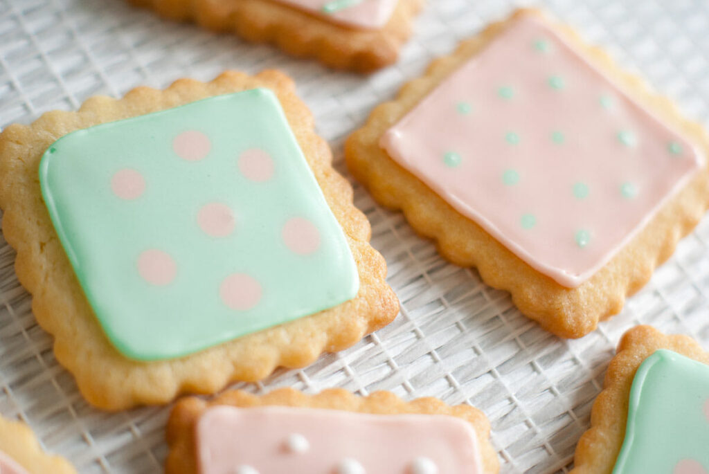 Petits biscuits décorés glaçage royal vert rose - Lilie Bakery