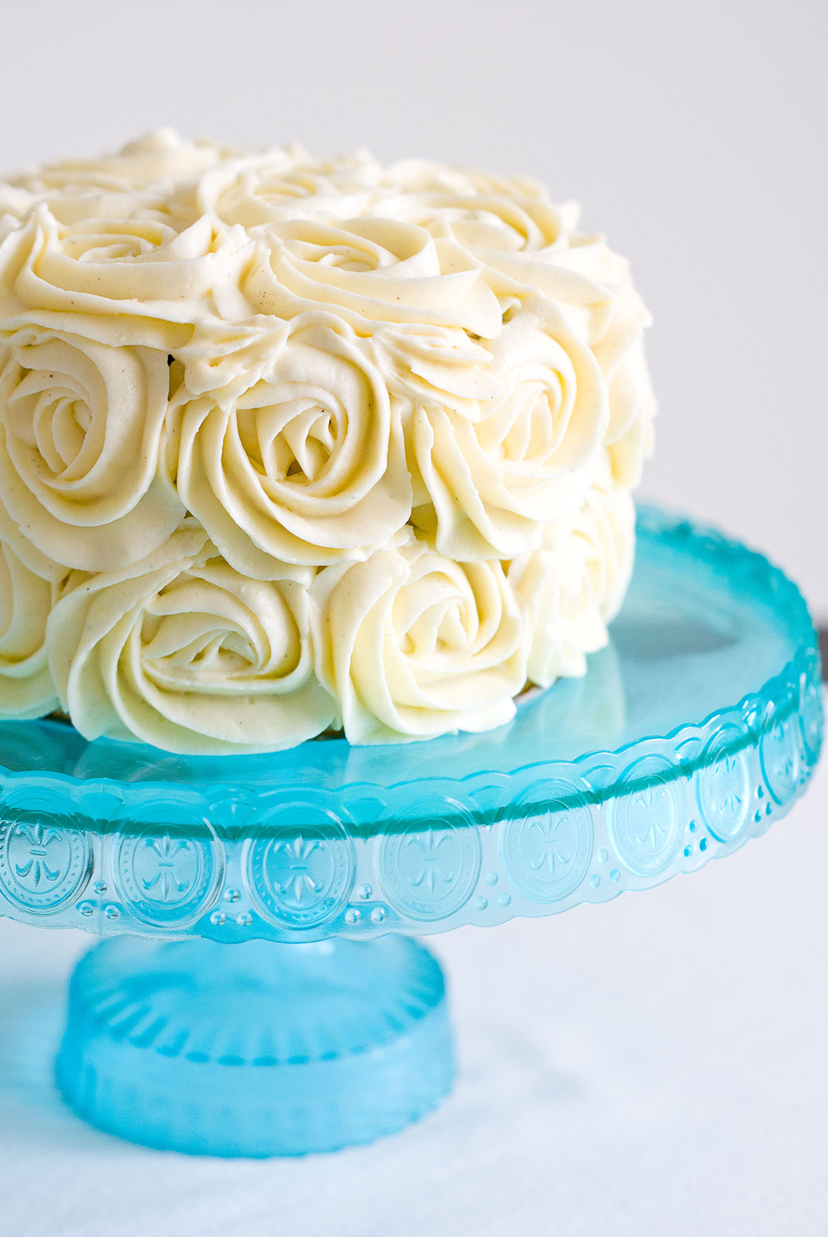 Layer cake vanille chocolat décor de roses poche à douille - Lilie Bakery