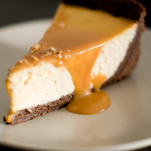 Cheesecake caramel beurre salé part coupée - Lilie Bakery