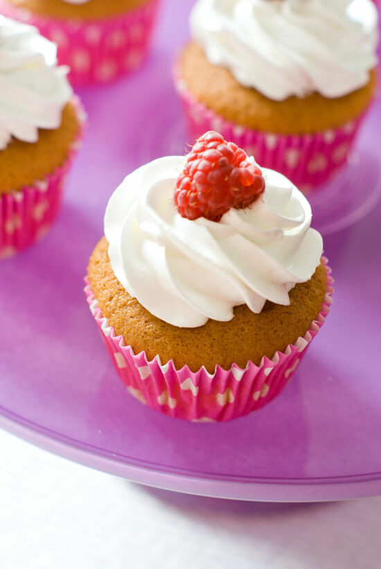 Cupcakes Framboise & Glaçage Meringue Italienne | Lilie Bakery 1