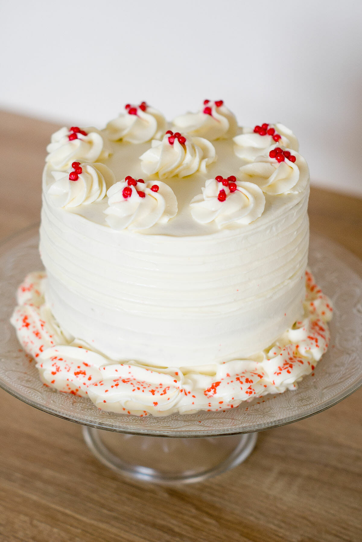 red-velvet-layer-cake-liliebakery-2 Red velvet cake layer cake extérieur entier - Lilie Bakery