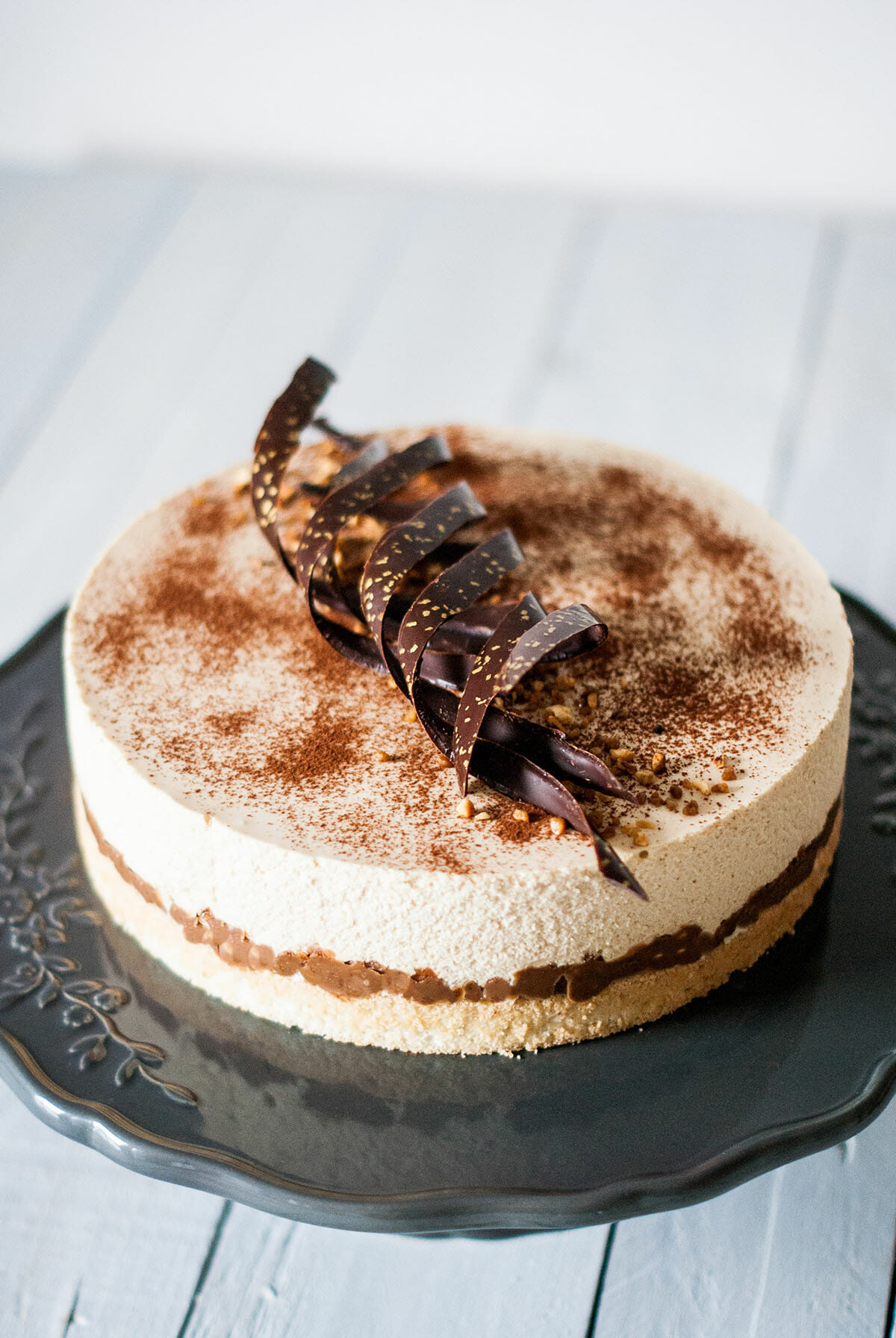 Entremets-Dulcey-Croquant-Pralinoise-Biscuit-Noisette-Lilie-Bakery_.jpg Entremets Dulcey, croquant praliné & noisette - Lilie Bakery