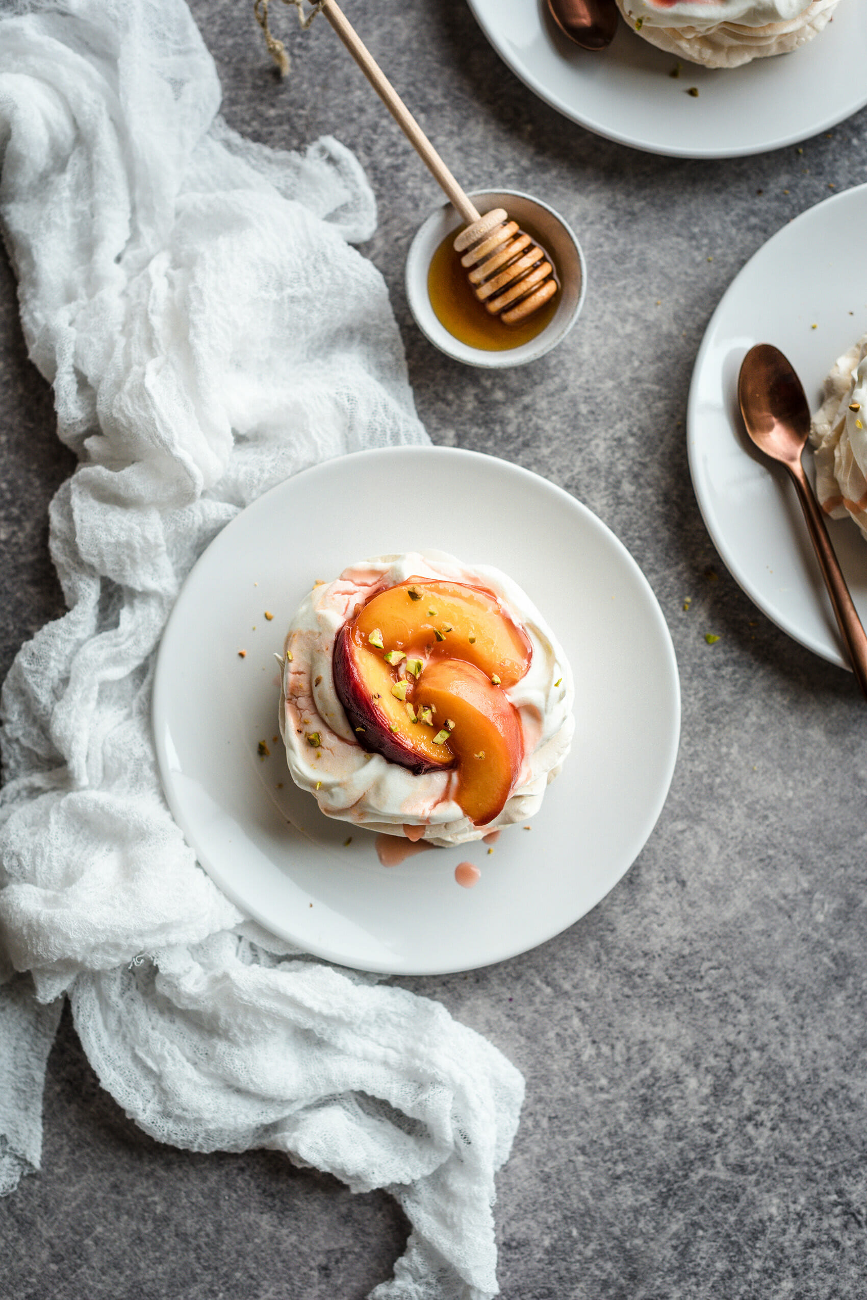 Pavlova peches roties au miel pistaches - Lilie Bakery