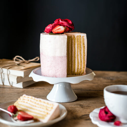 Layer cake vertical fraise-amande - Lilie Bakery