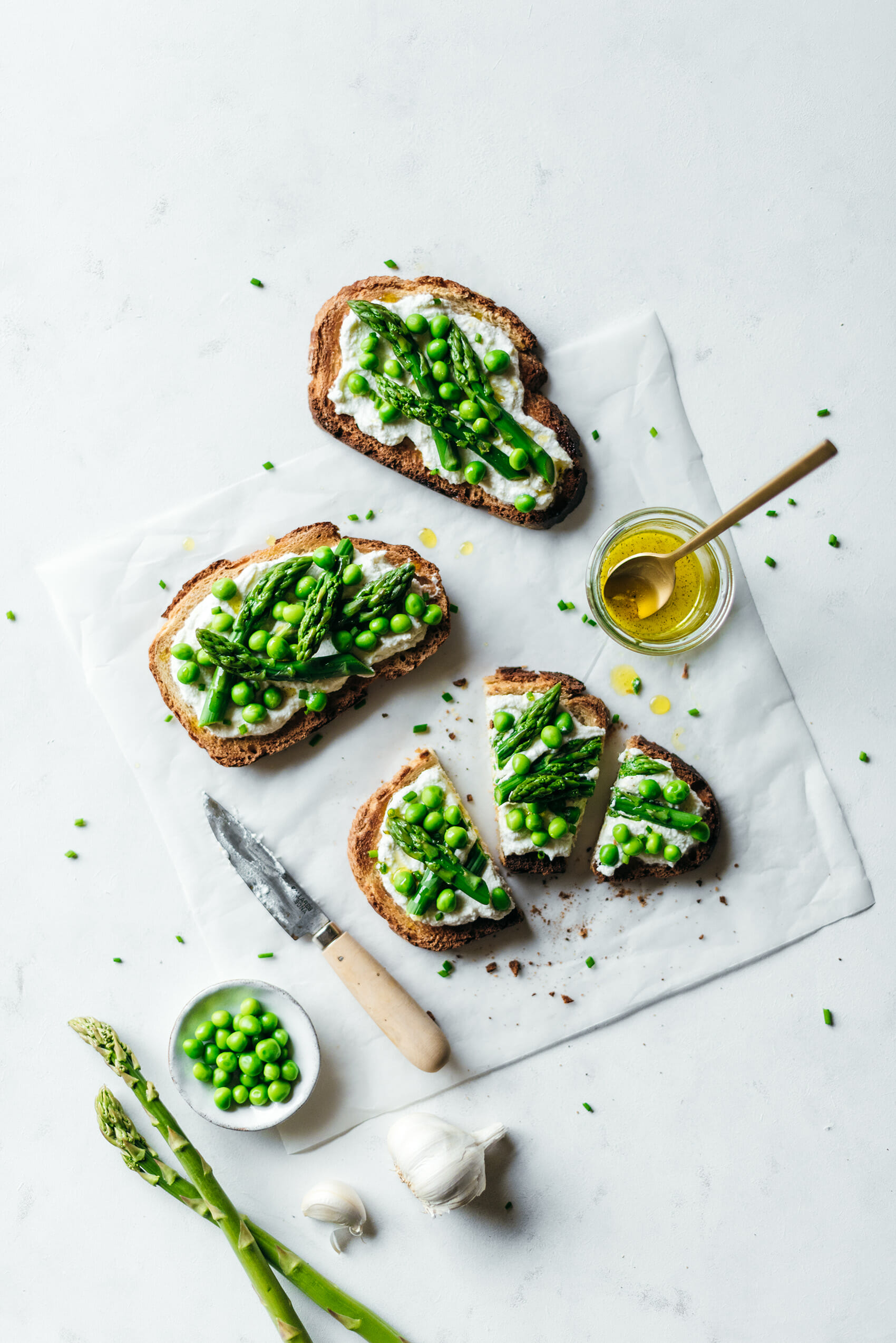 Tartines asperges vertes, petits pois, ricotta - Lilie Bakery