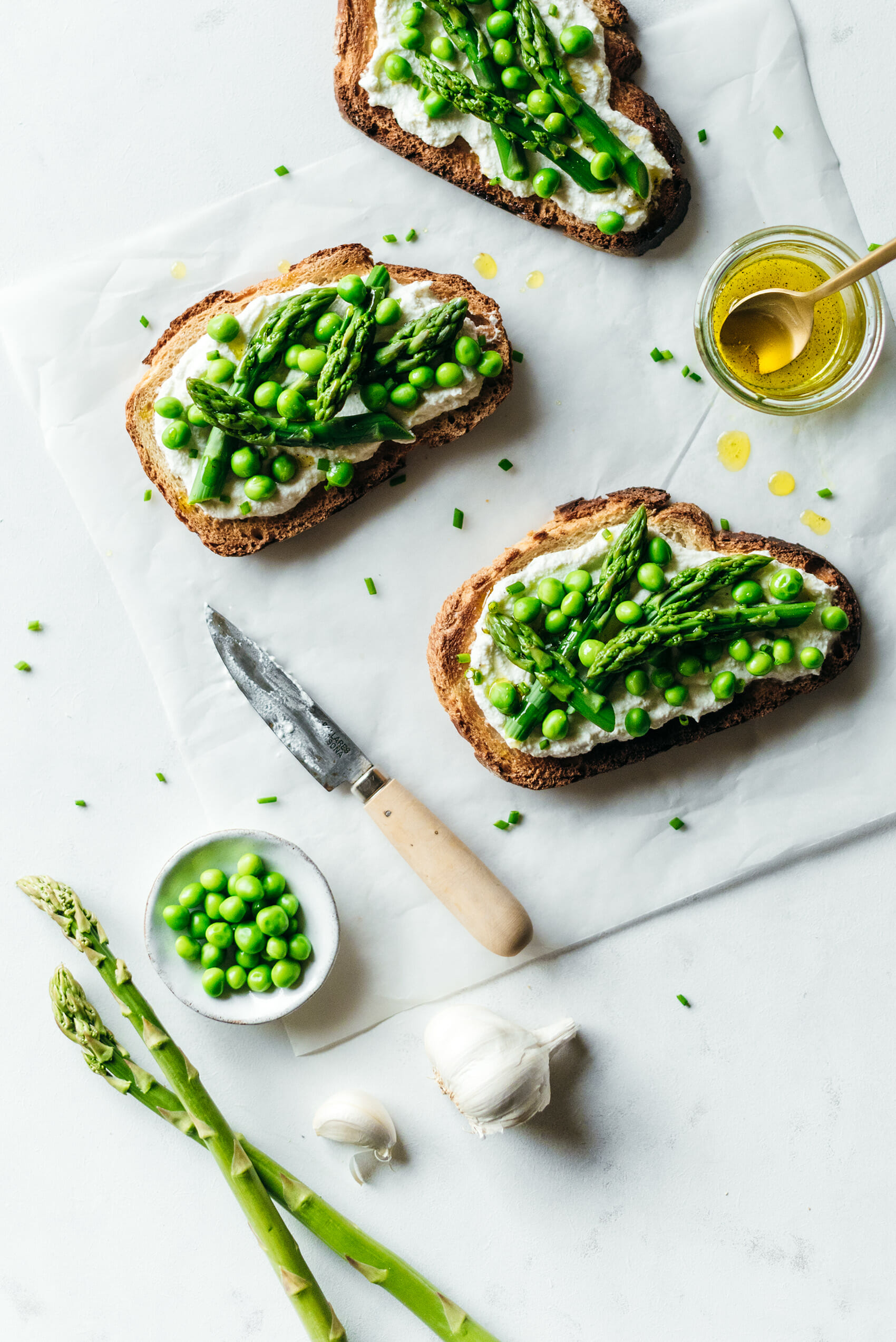 Tartines asperges vertes, petits pois, ricotta - Lilie Bakery