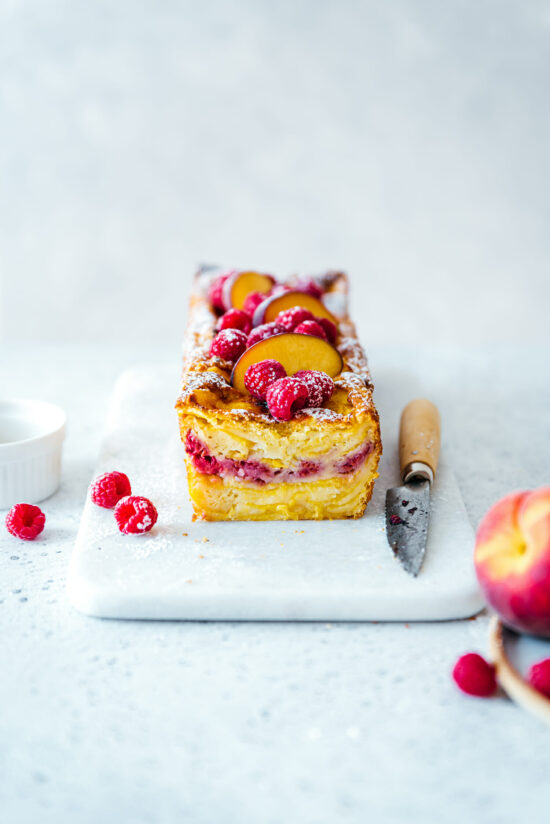 Cake fondant pêche, framboise et fève tonka