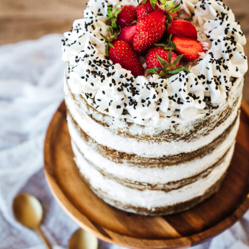 Layer cake matcha, noix de coco & fraises - Lilie Bakery