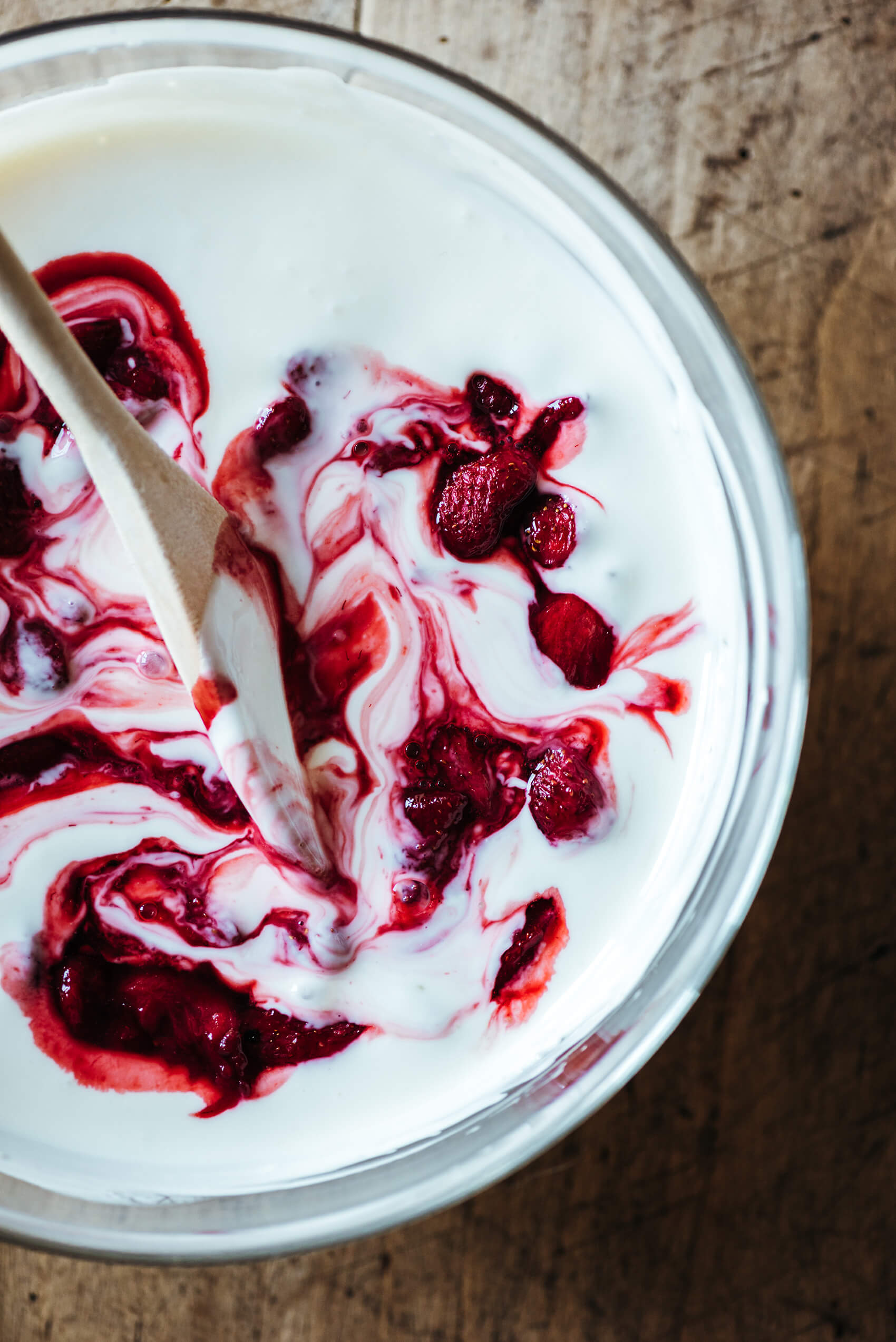 Glaces fraises rôties, yaourt & miel - Lilie Bakery