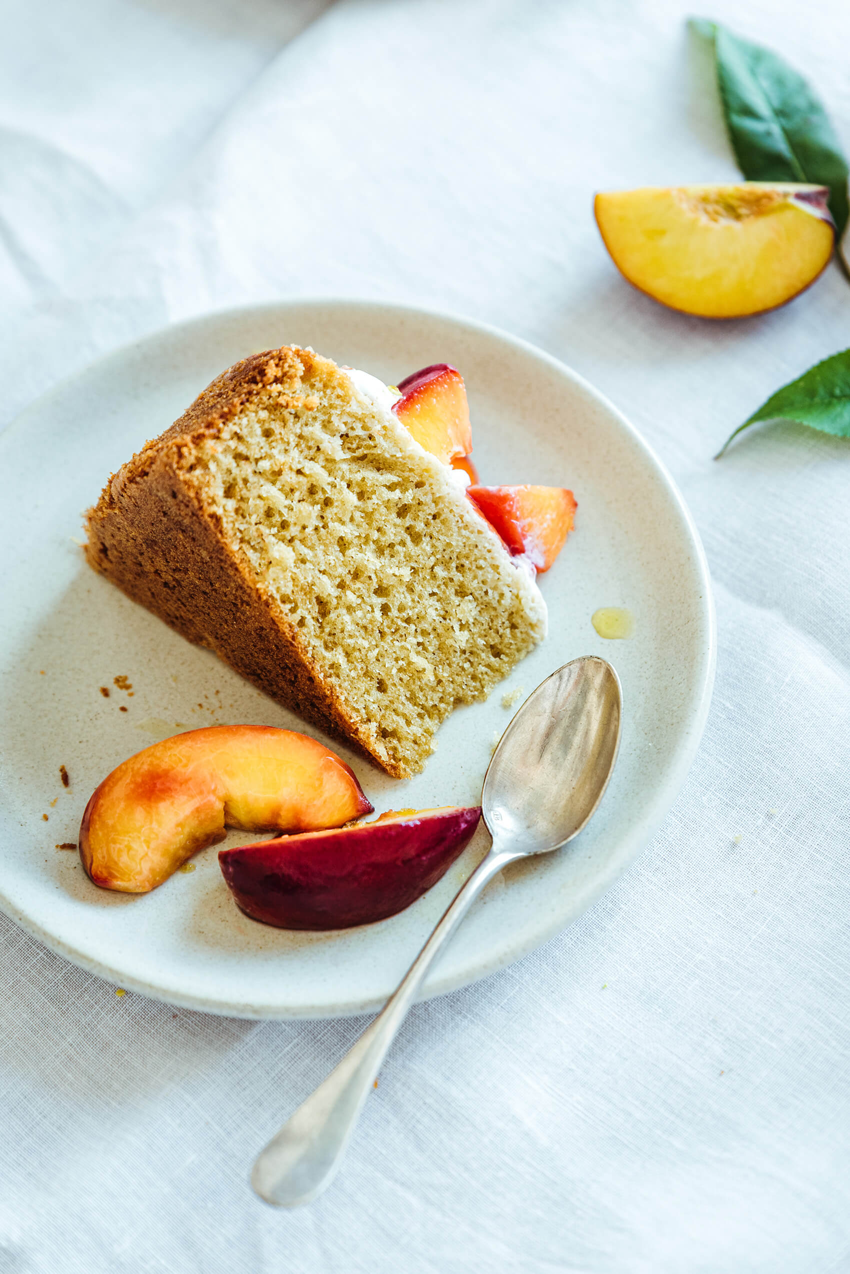 Gâteau huile d'olive, glaçage yaourt et pêches rôties - Lilie Bakery