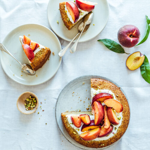 Gâteau huile d'olive, glaçage yaourt et pêches rôties - Lilie Bakery
