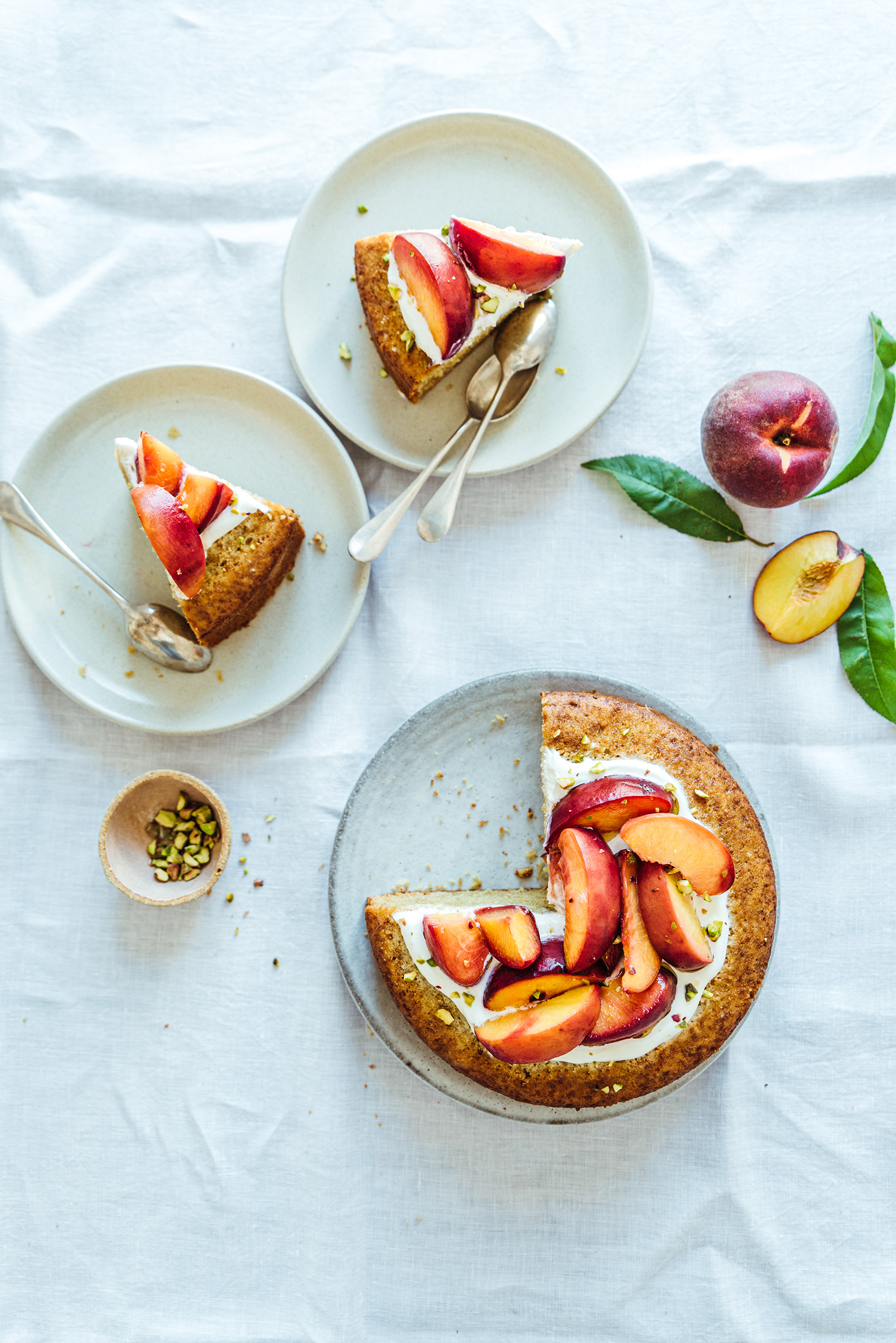 Gâteau huile d'olive, glaçage yaourt et pêches rôties - Lilie Bakery