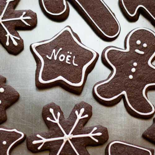 Biscuits de noel au chocolat formes glaçage - Lilie Bakery