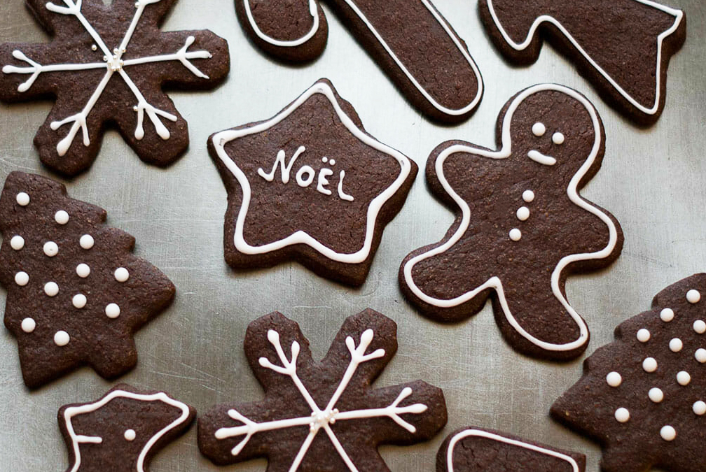 Biscuits de noel au chocolat formes glaçage - Lilie Bakery