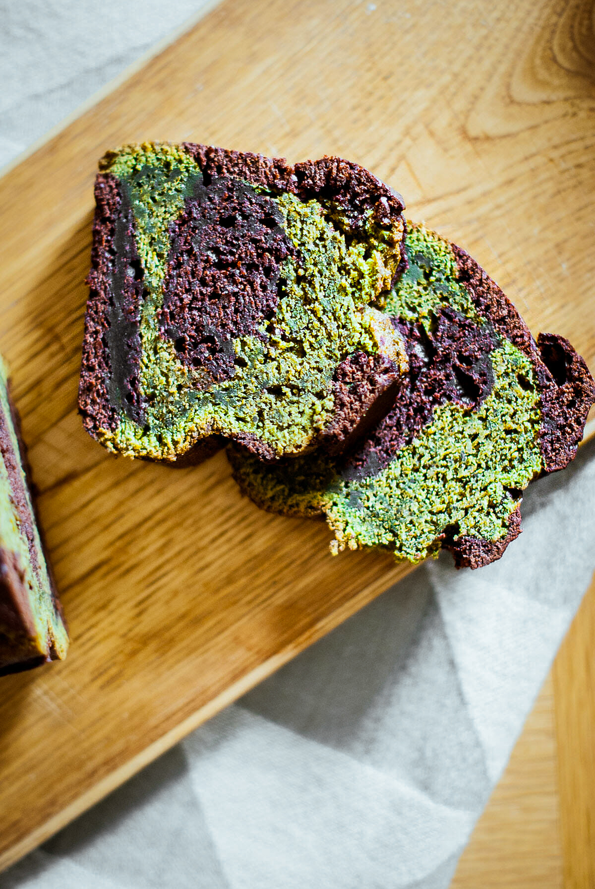 Cake matcha chocolat marbré part coupée - Lilie Bakery