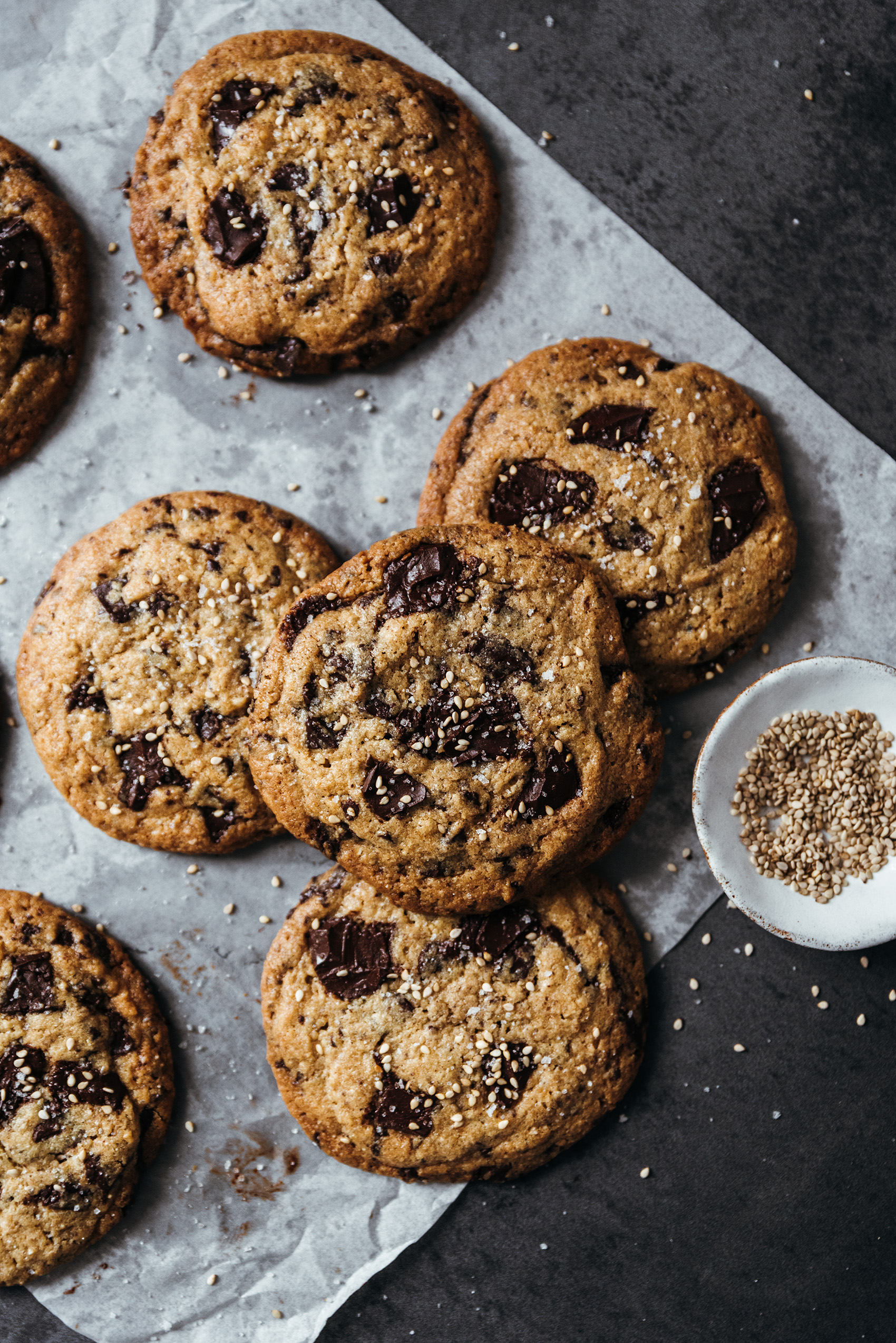 Cookies sésame pépites de chocolat flatlay - Lilie Bakery