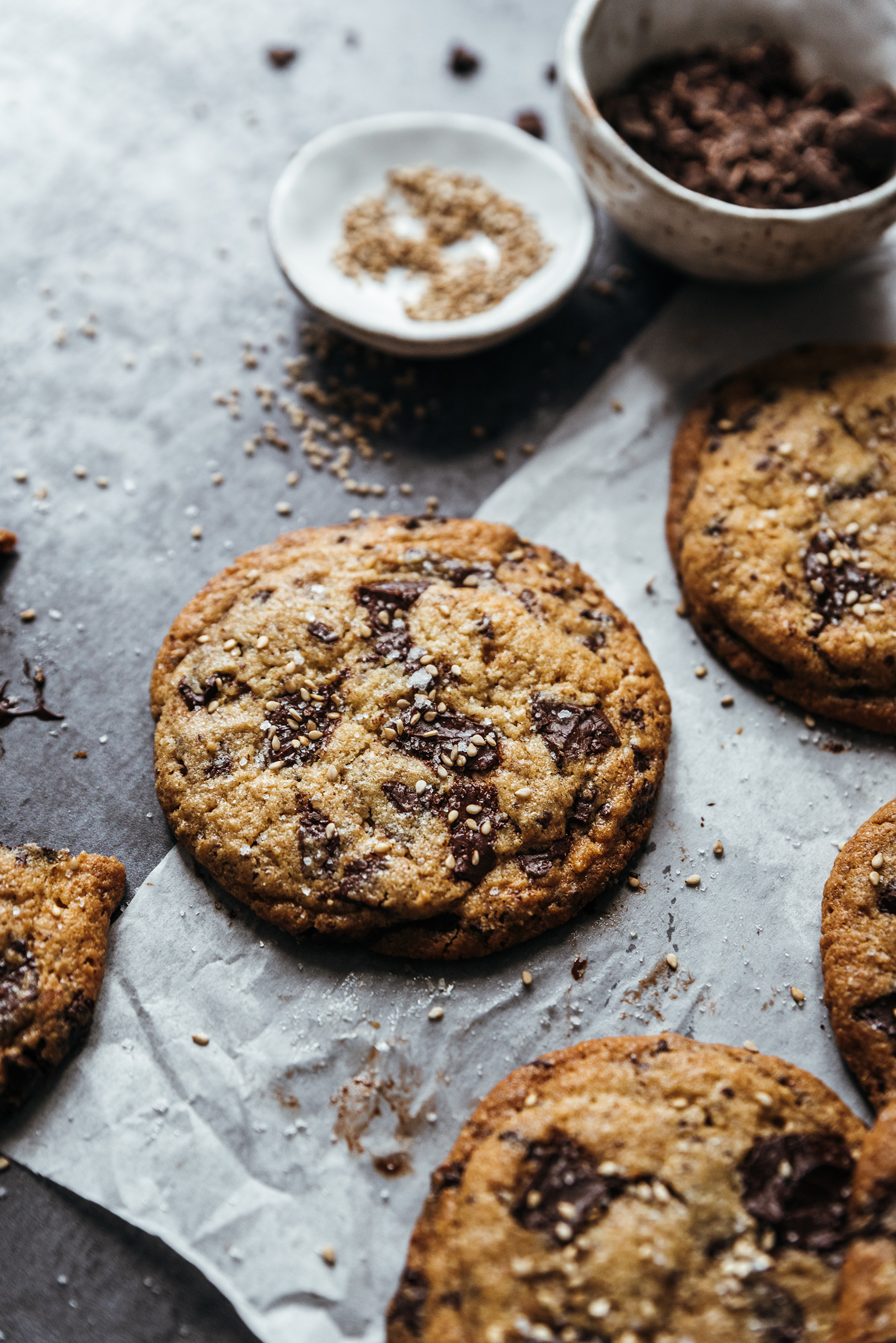 Cookies sésame pépites de chocolat zoom - Lilie Bakery