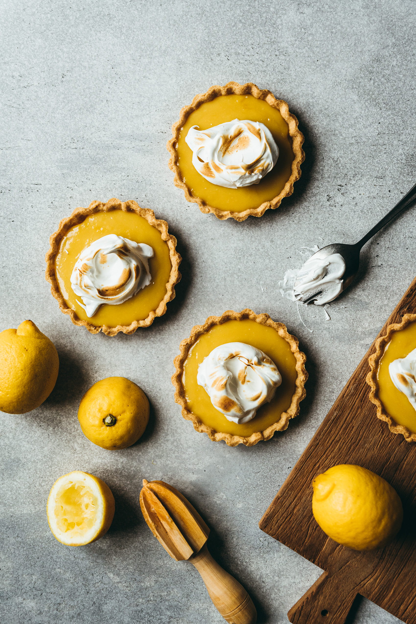 Tartelettes citron meringuées gingembre flatlay - Lilie Bakery