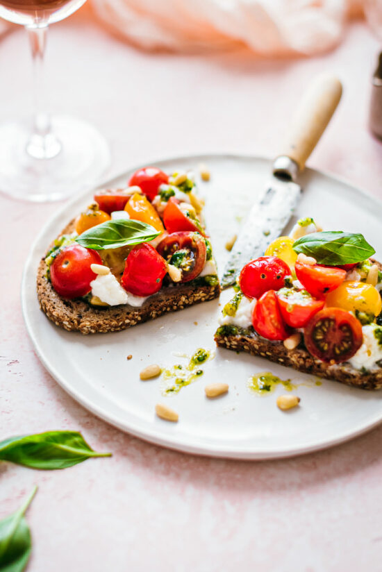 Bruschetta Tomate Mozza Di Buffala et Pesto