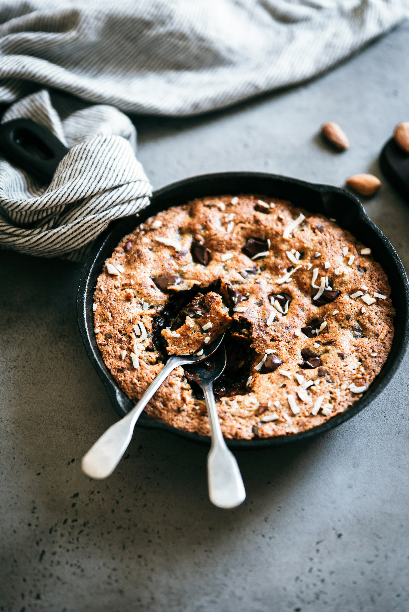 Cookie XXL chocolat, amandes et noix de coco recette - Lilie Bakery