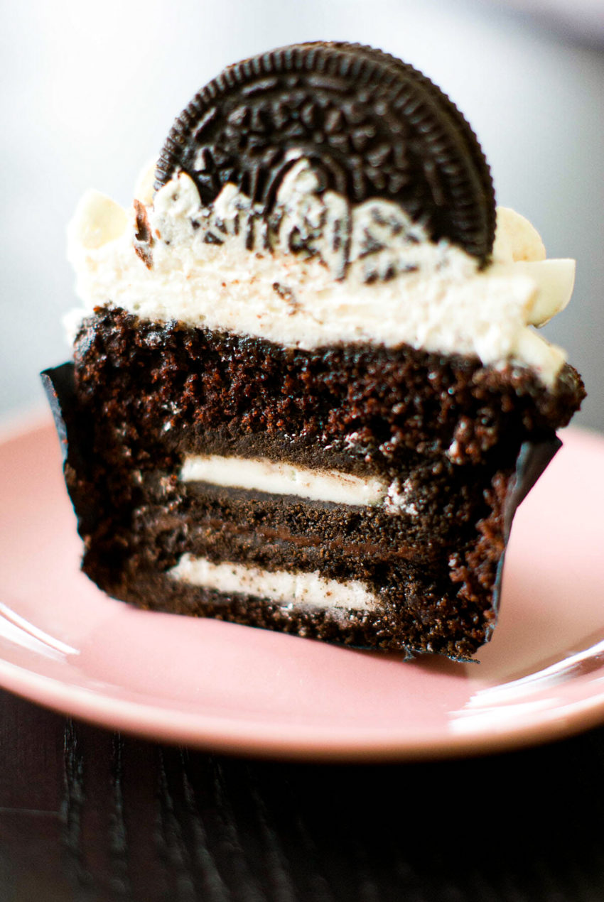 Cupcakes oreo intérieur biscuits - Lilie Bakery