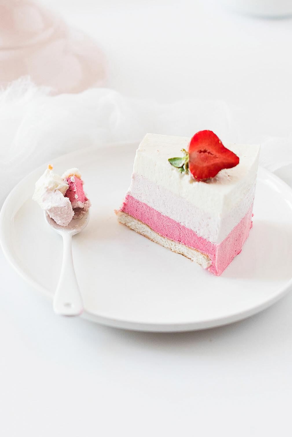 Entremets vanille fruits rouges ombre cake - Lilie Bakery