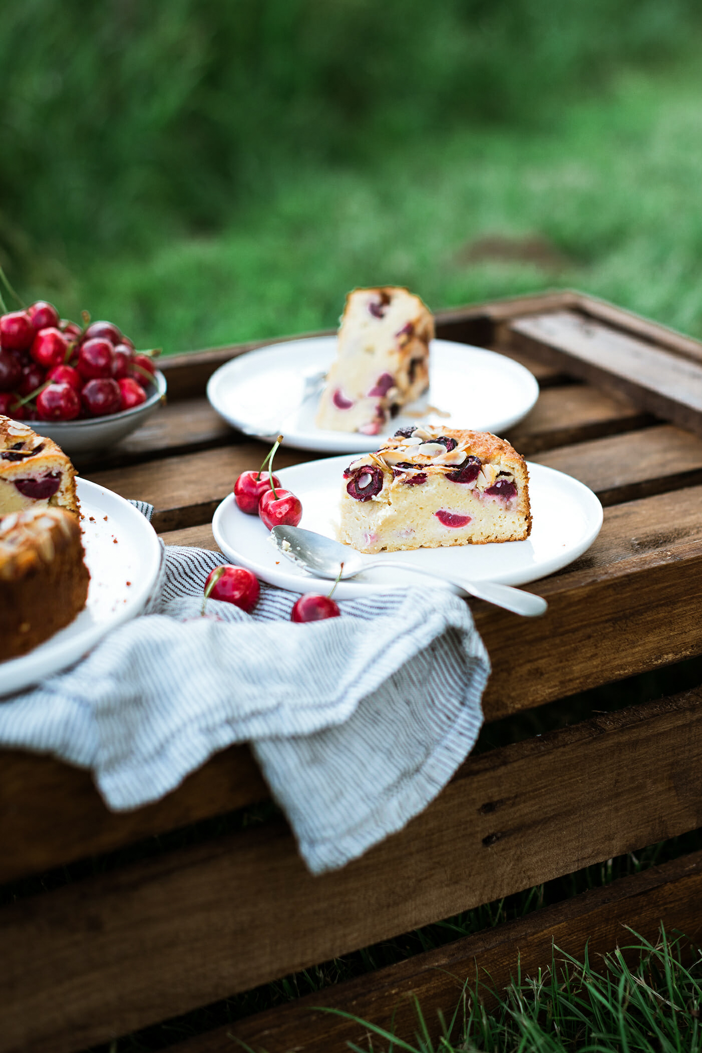 Gâteau aux cerises et amandes ricotta - Lilie Bakery