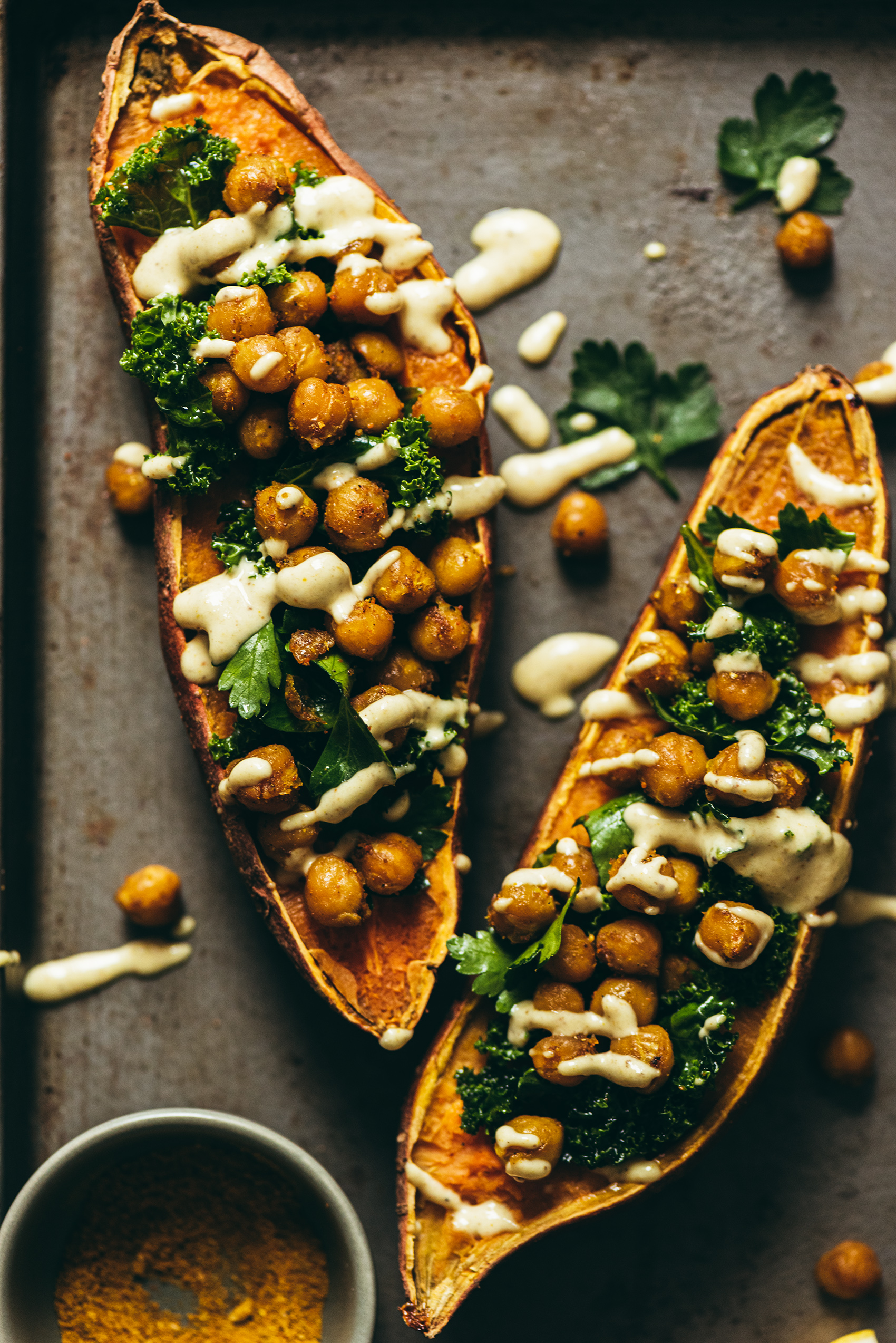 Patates douces au four pois chiches rotis chou kale - Lilie Bakery