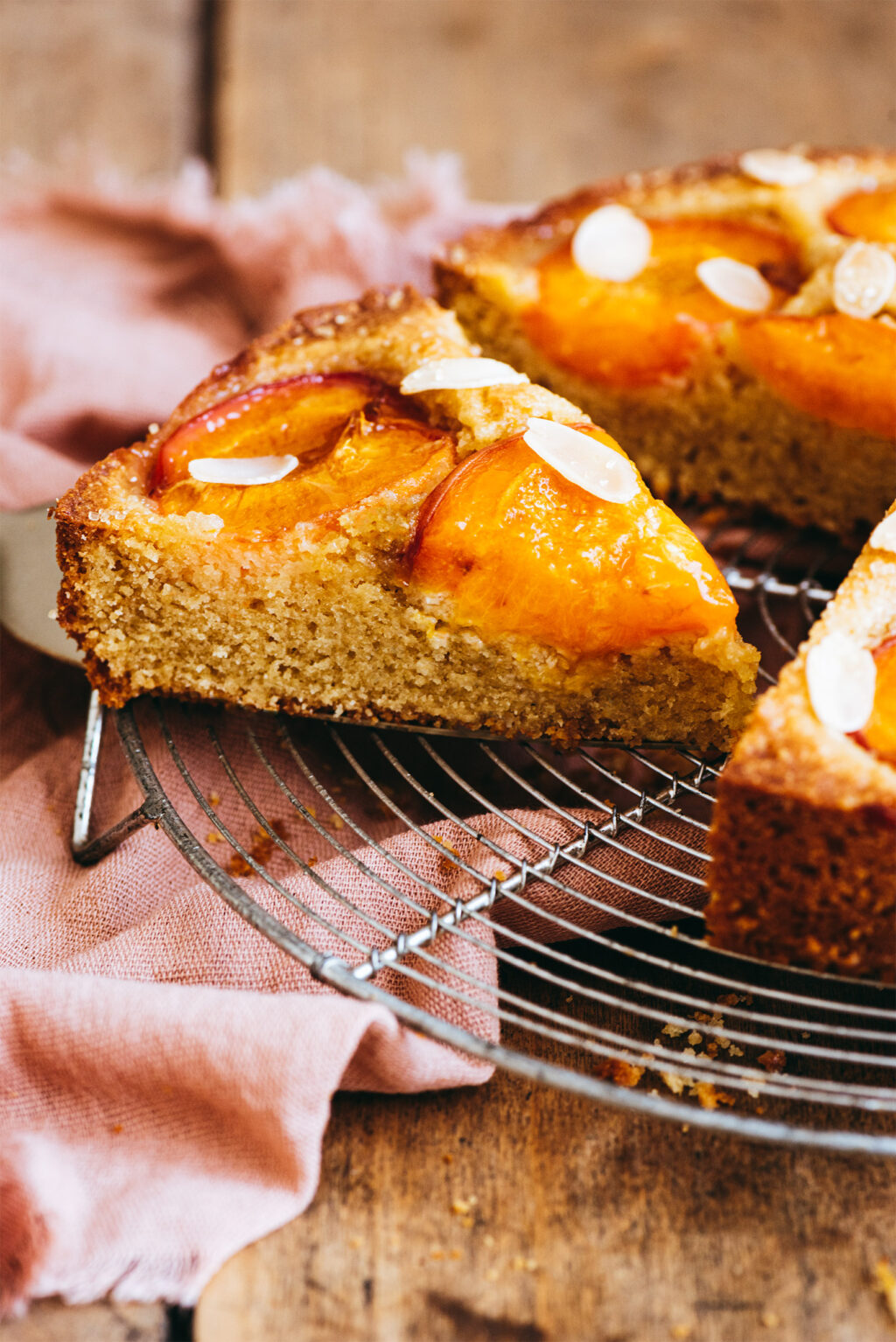 Gâteau abricot amande très moelleux part coupée - Lilie Bakery