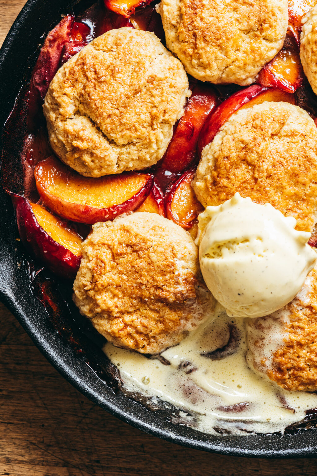 Cobbler pêches et glace vanille - Lilie Bakery