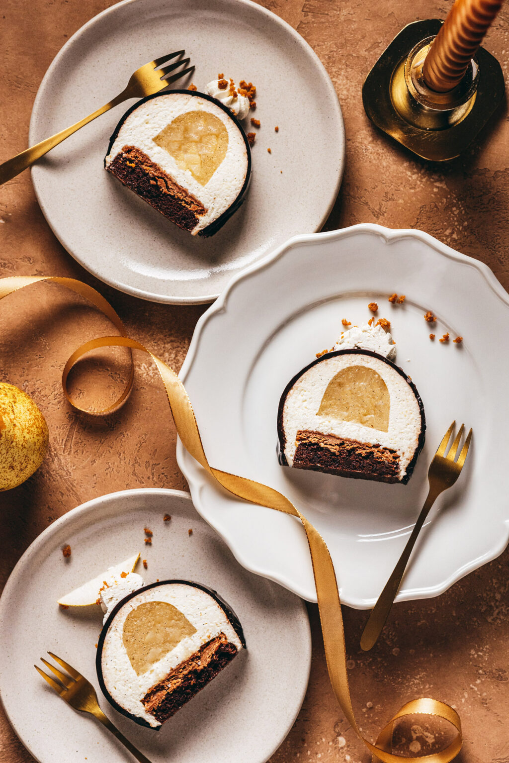 Bûche poire chocolat speculoos parts coupées - Lilie Bakery