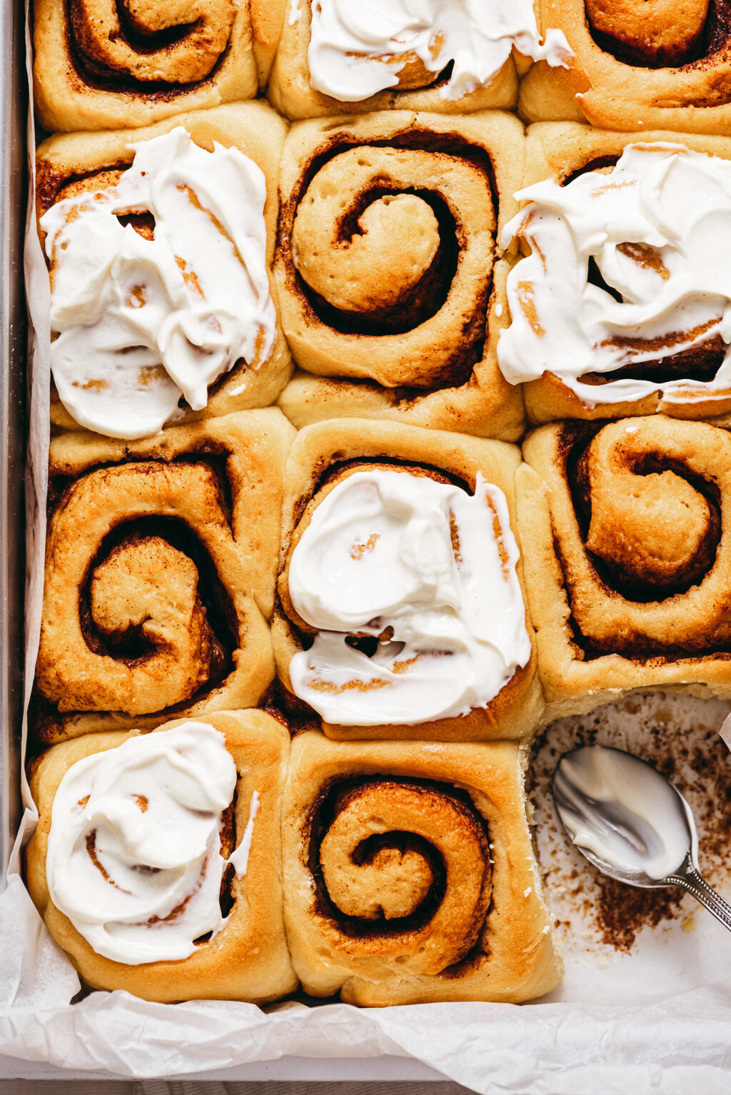 Recette cinnamon rolls brioches cannelle glaçage - Lilie Bakery