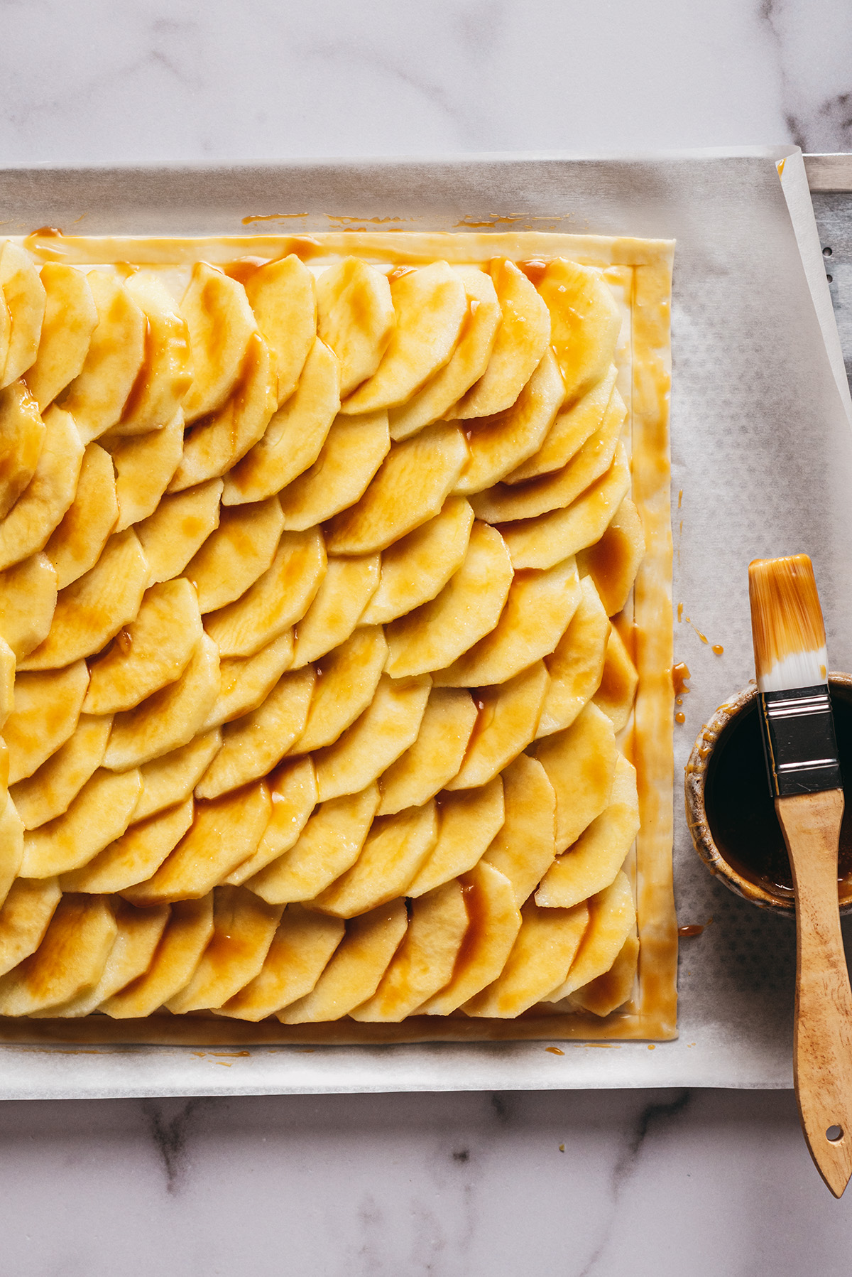 Caramel beurre salé sur tarte pomme - Lilie Bakery