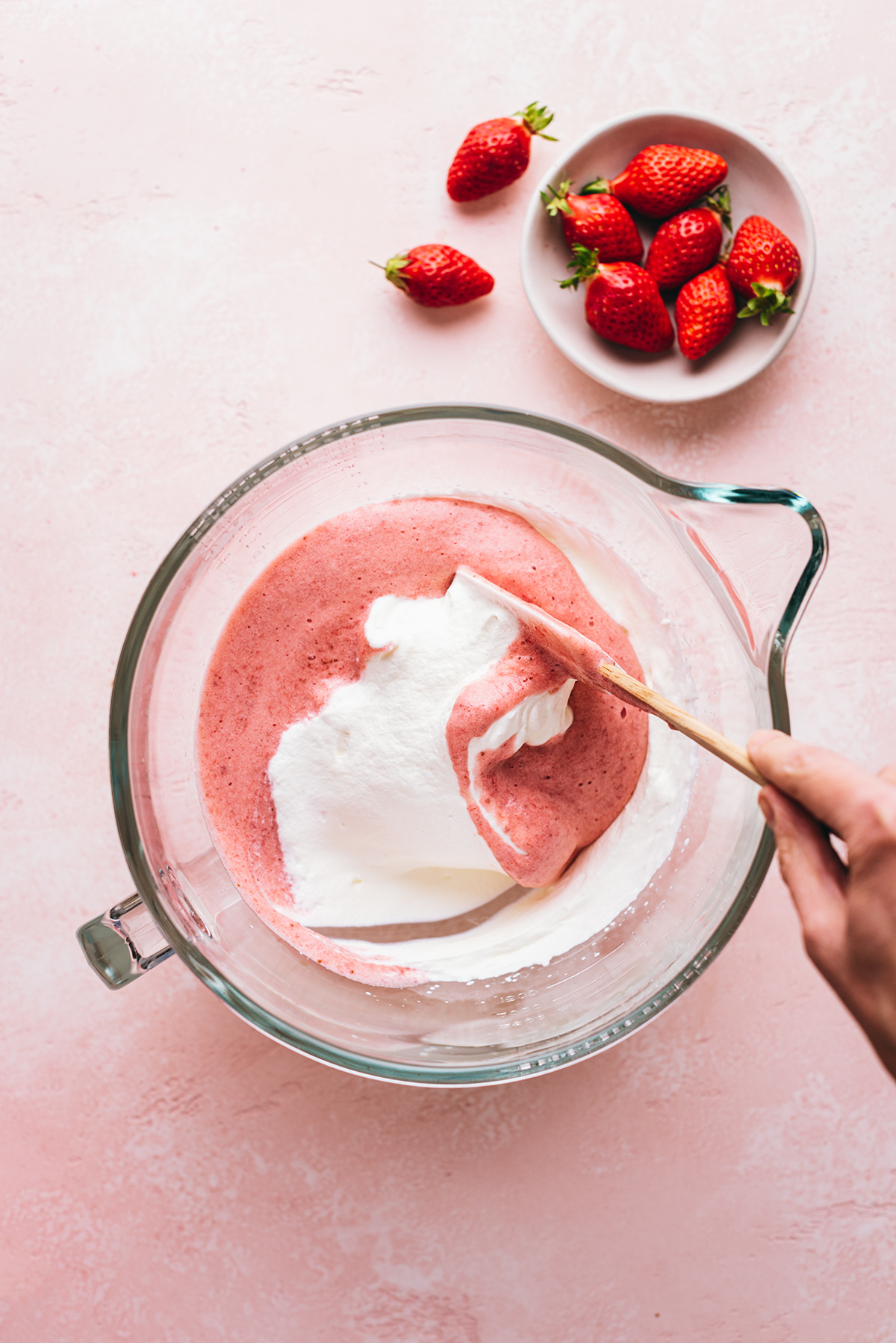 Pas à pas mousse fraise chantilly coulis fraise - Lilie Bakery