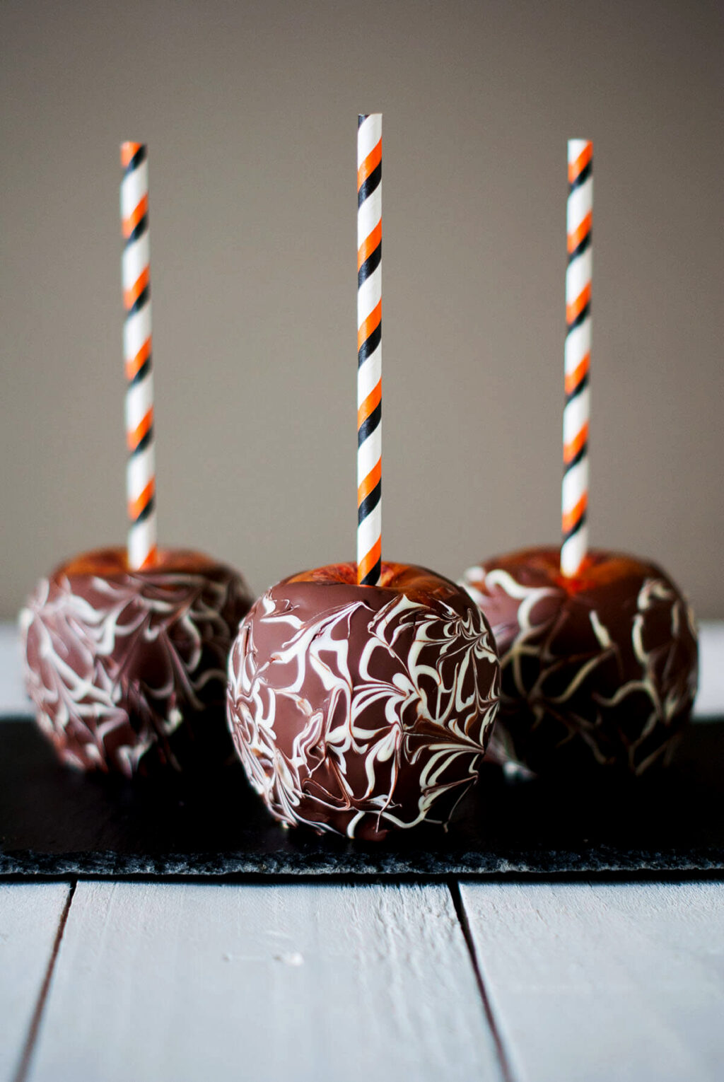 Pomme amour caramel chocolat halloween - Lilie Bakery