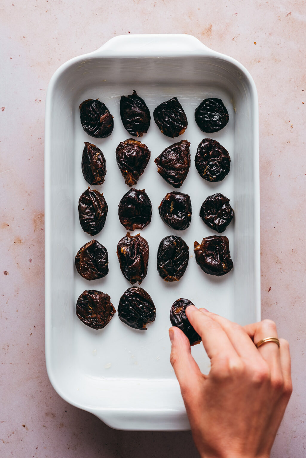 Pruneaux dans le moule - Lilie Bakery