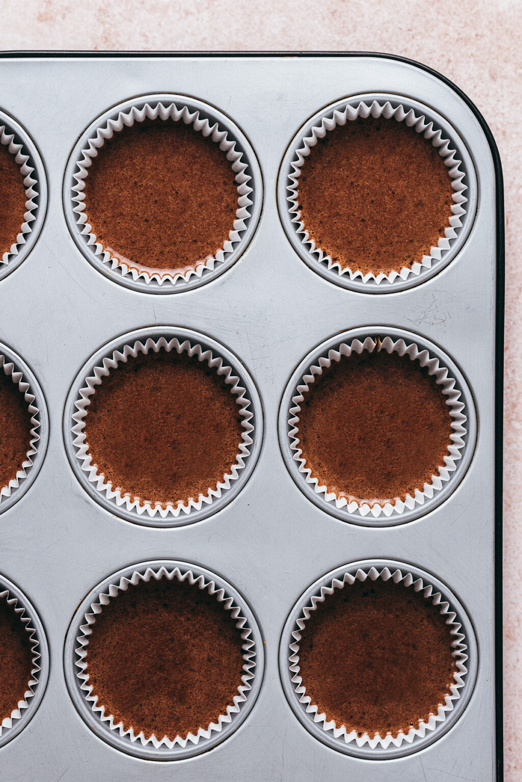 Muffin pan with cups - Lilie Bakery