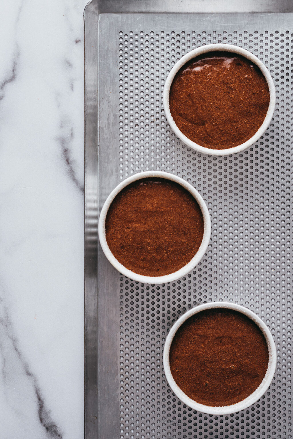 Remplissage des moules à soufflé - Lilie Bakery