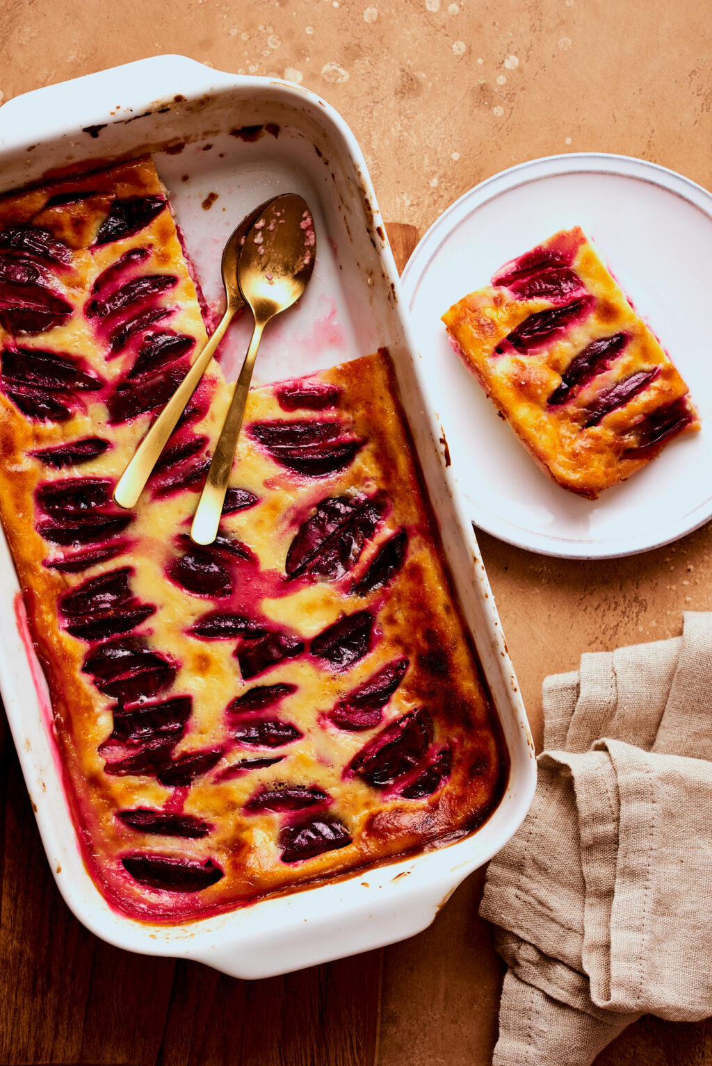Part de clafoutis aux prunes - Lilie Bakery