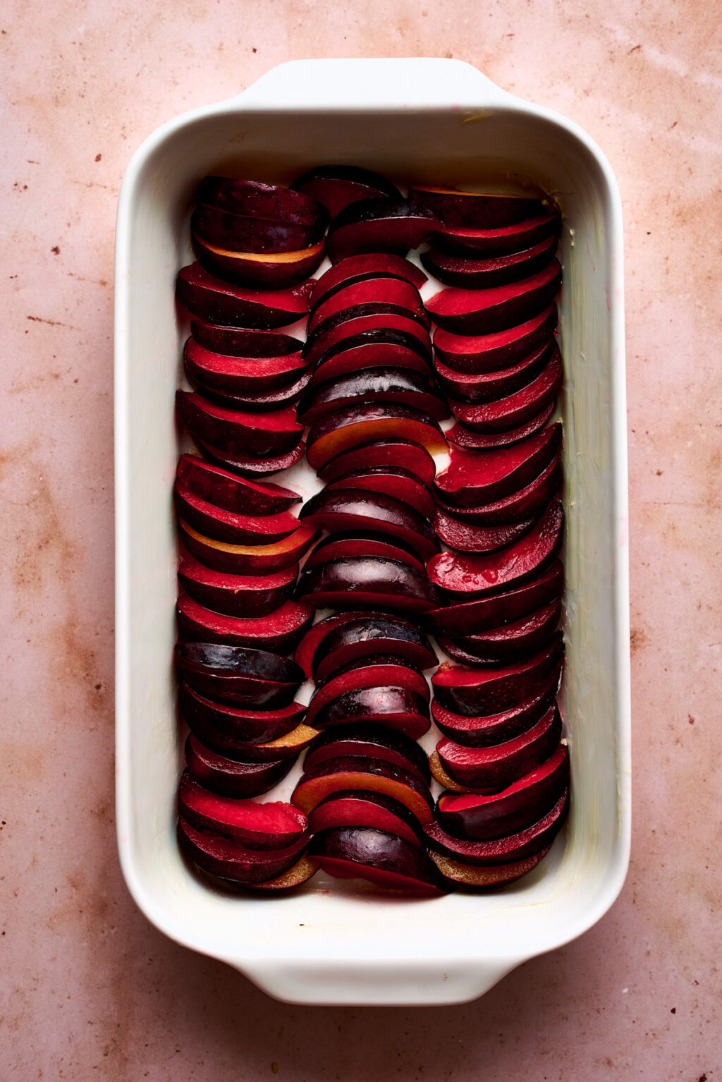 Placement des prunes clafoutis - Lilie Bakery