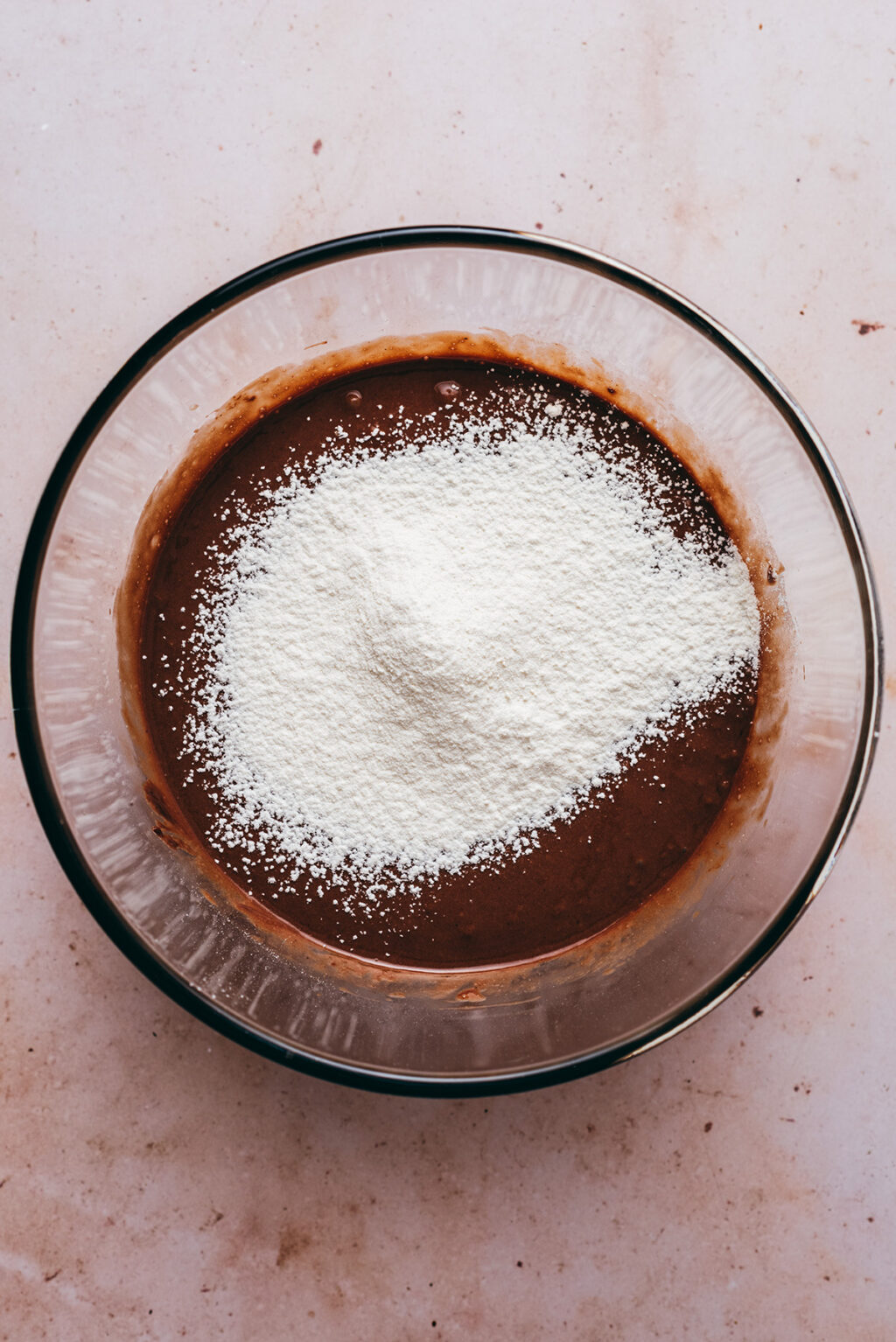 Ajout farine gâteau chocolat - Lilie Bakery