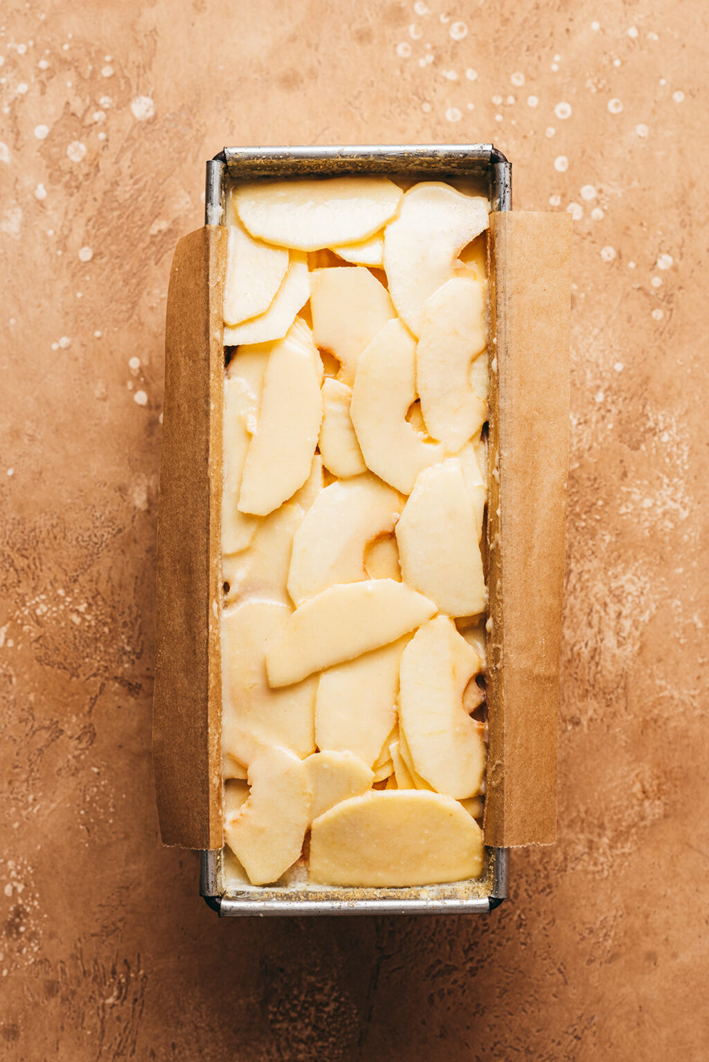 Tranches pommes dans moule à cake - Lilie Bakery