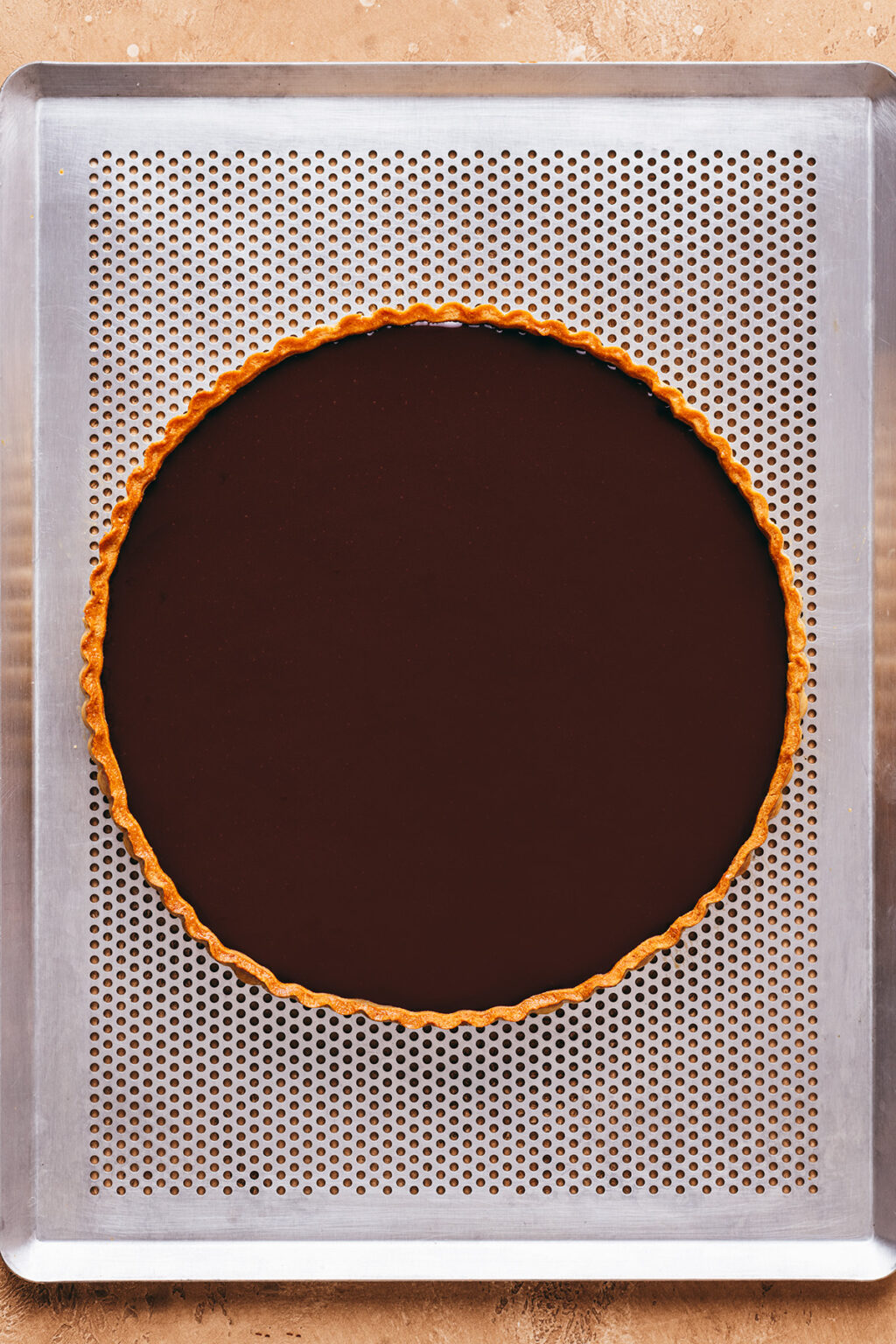 Préparation tarte caramel chocolat - Lilie Bakery