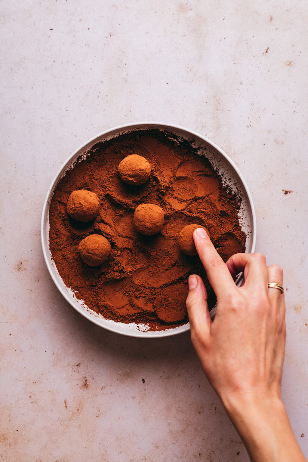 Enrobage des truffes au chocolat - Lilie Bakery