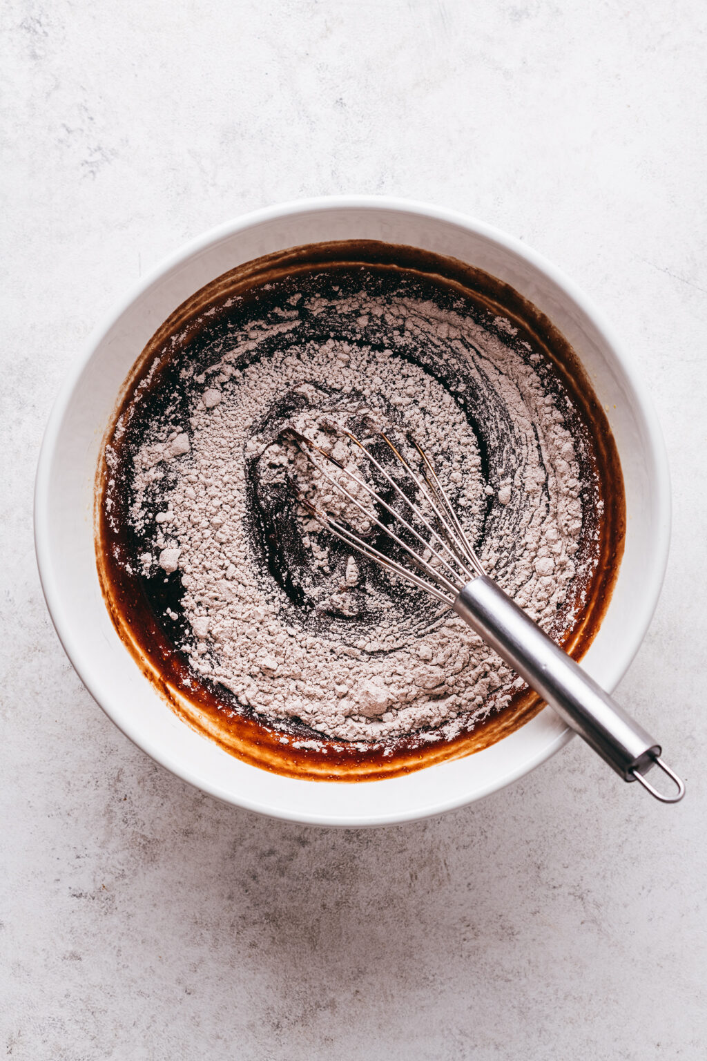 Ajout ingrédients secs pâte chocolat - Lilie Bakery