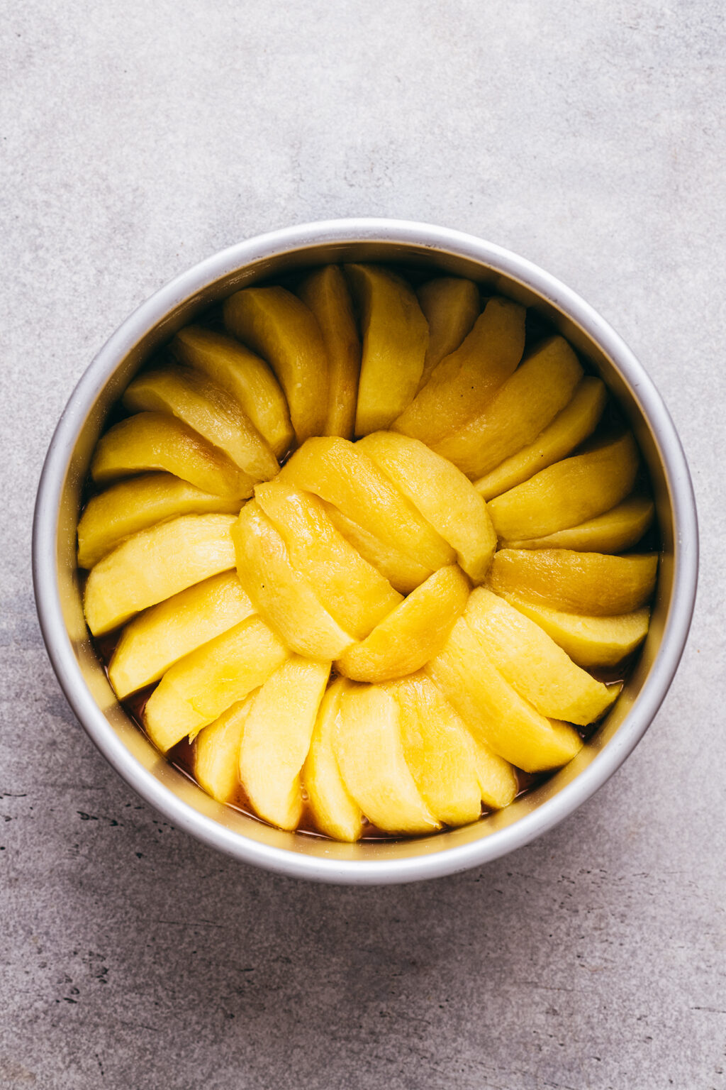 Dépose pommes sur caramel - Lilie Bakery