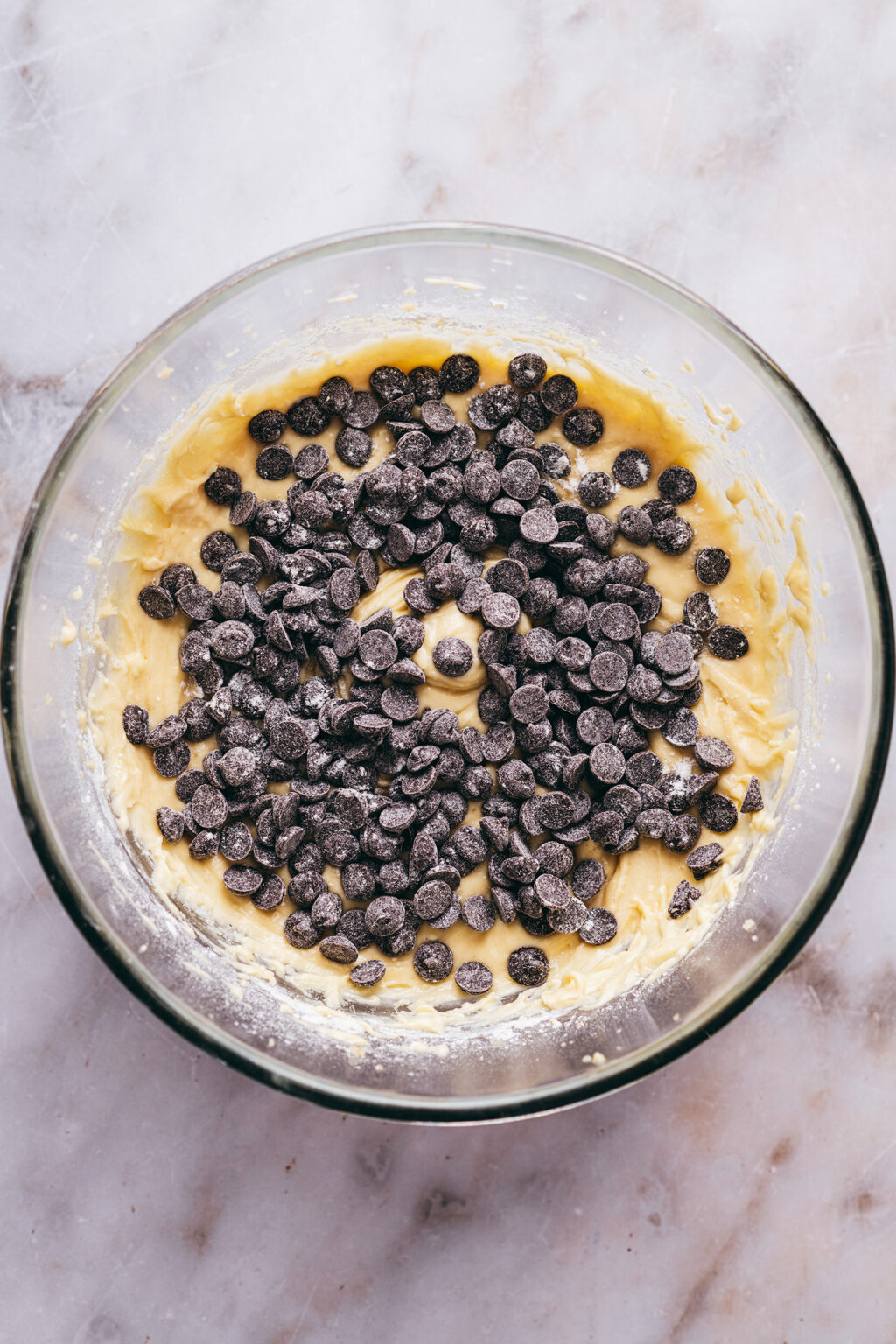 Ajout pépites chocolat pâte à cake - Lilie Bakery