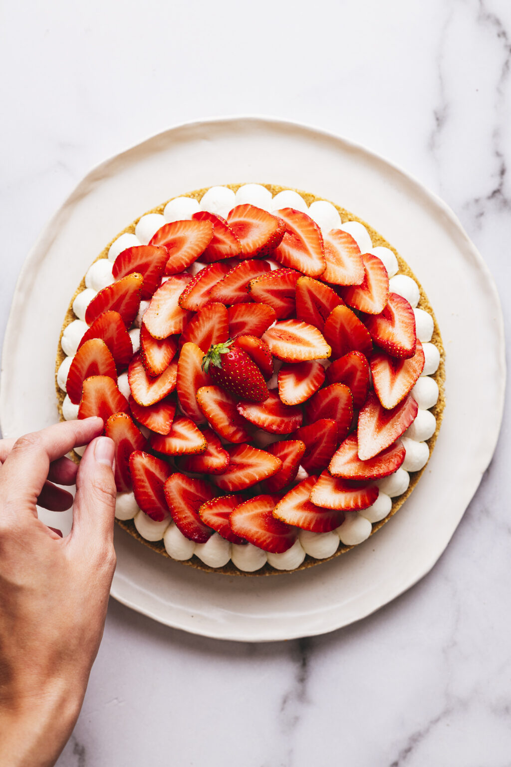 Ajout fraises tarte sans cuisson - Lilie Bakery