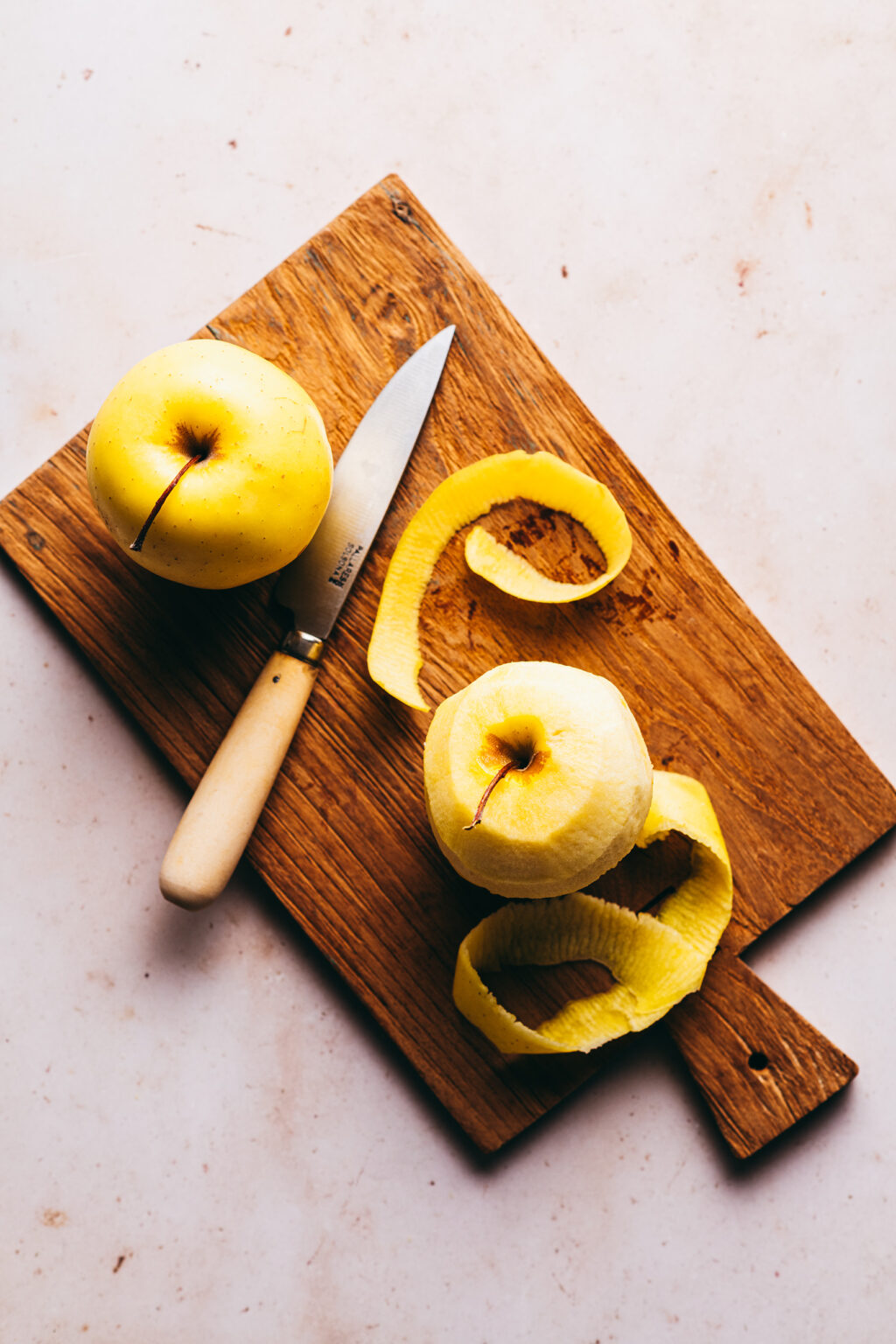 Eplucher pommes gâteau moelleux - Lilie Bakery