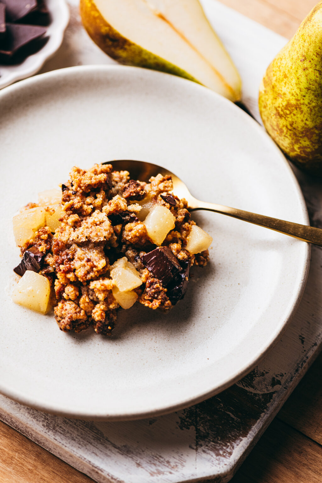 Chocolate, pear, and speculoos crumble - Lilie Bakery